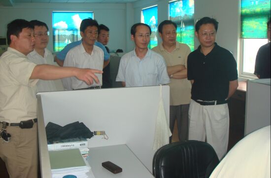 (武司长一行在液压振动与控制工程技术研究中心考察)